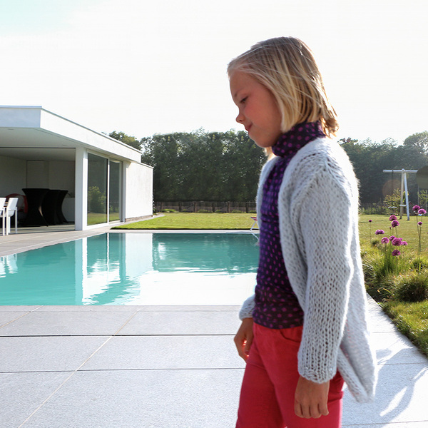 Juliette, de verkleinde Bernadette Vest Breipakket Wolnut Juliette, de verkleinde Bernadette Vest Breipakket Wolnut