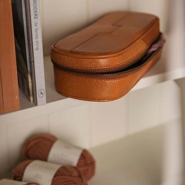 Erinna, Leren etui met rits Muud Erinna, Leren etui met rits Muud