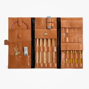 Lucy, Handgemaakte leren etui voor breimaterialen Muud Lucy, Handgemaakte leren etui voor breimaterialen Muud