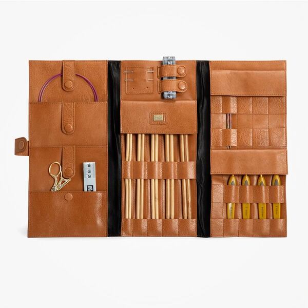 Lucy, Handgemaakte leren etui voor breimaterialen Muud Lucy, Handgemaakte leren etui voor breimaterialen Muud