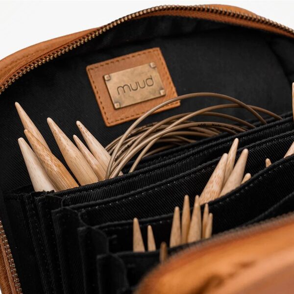 Voss, Luxe opberger voor rondbreinaalden Muud Voss, Luxe opberger voor rondbreinaalden Muud